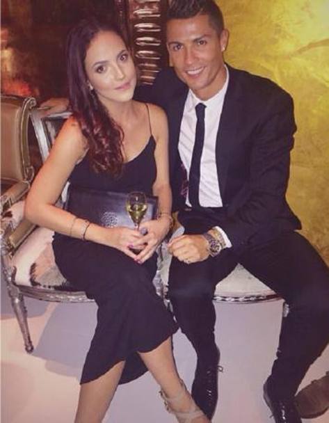  La relazione di Cristiano Ronaldo con la modella spagnola Claudia Snchez sarebbe cominciata durante le riprese della campagna pubblicitaria di Ronaldo Legacy. Ma nessuno dei due ha confermato. La bella Claudia, 23 anni, ha solo pubblicato sul suo profilo Instagram uno scatto di coppia.